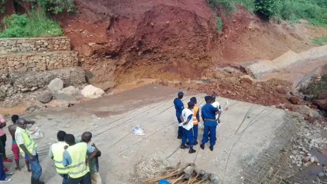 Abaguweko n'umusozi bariko bimba bakatisha uruzi