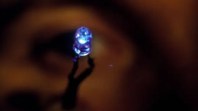 2014: నీలివర్ణ ఎల్‌ఈడీలను అభివృద్ధి చేసిన ముగ్గురు శాస్త్రవేత్తలకు నోబెల్