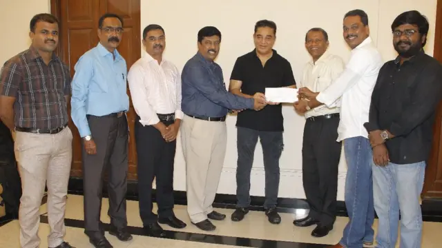 கமல்ஹாசன் நன்கொடை வழங்குகிறார்