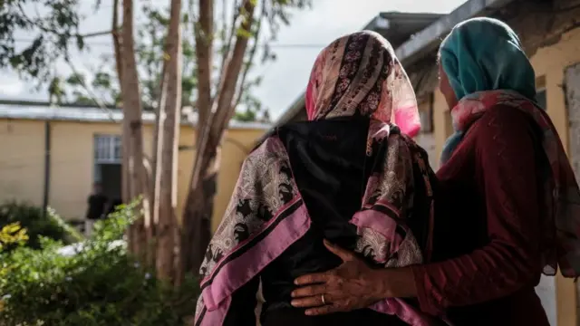 ጓል 40 ዓመት እየሩሳሌም [ጸጋም] ካብ ዓዲ ግራት ውጽእ ኢልካ ኣብ እትረከብ ዓዲ ብወተሃደራት ኤርትራ ተዓሚጻ። ድሕሪኡ ናይ ምንቅስቓስ ጸገም ኣጋጢሙዋ ኣብ ሴፍ ሃውስ ሕክምና ትረክብ ኣላ።