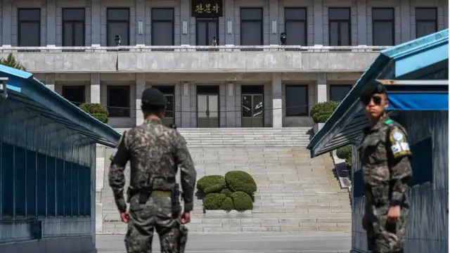 한국 정부는 27일 정상회담에서 판문점 회담을 정례화하는 방안을 제안할 것으로 보인다