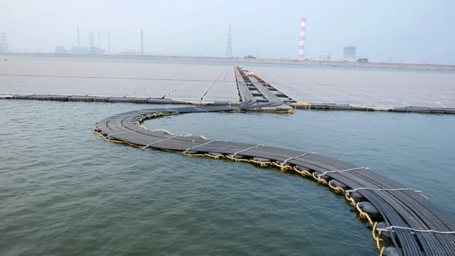 నీటి మీద తేలియాడుతున్న సోలార్ ప్యానెళ్లు, విద్యుత్ తీగలు