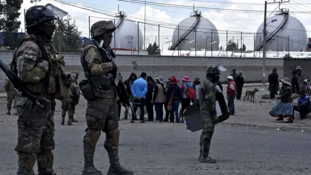 Militares bolivianos en Senkata.