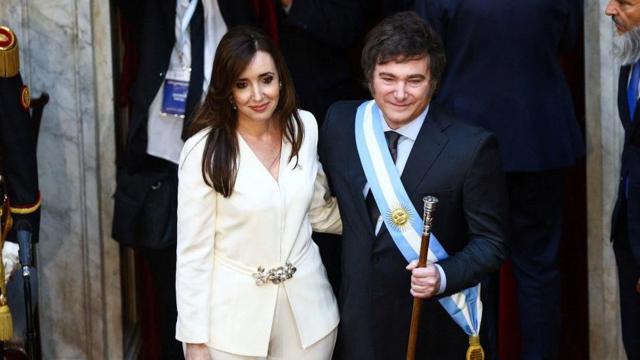 La vicepresidenta de Argentina, Victoria Villarruel, junto al recién juramentado presidente Javier Milei, en el Congreso.