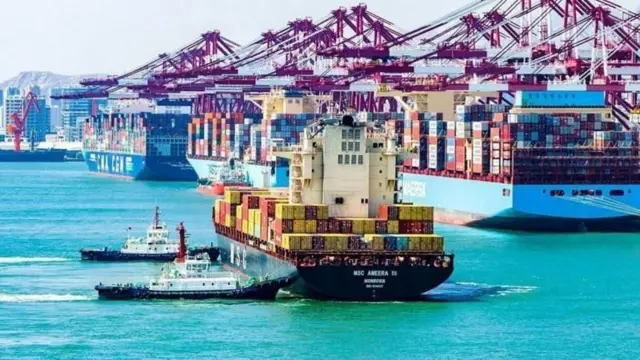 চীনের কিংডাওতে কিয়ানওয়ান কন্টেইনার টার্মিনালে একটি পণ্যবাহী জাহাজ