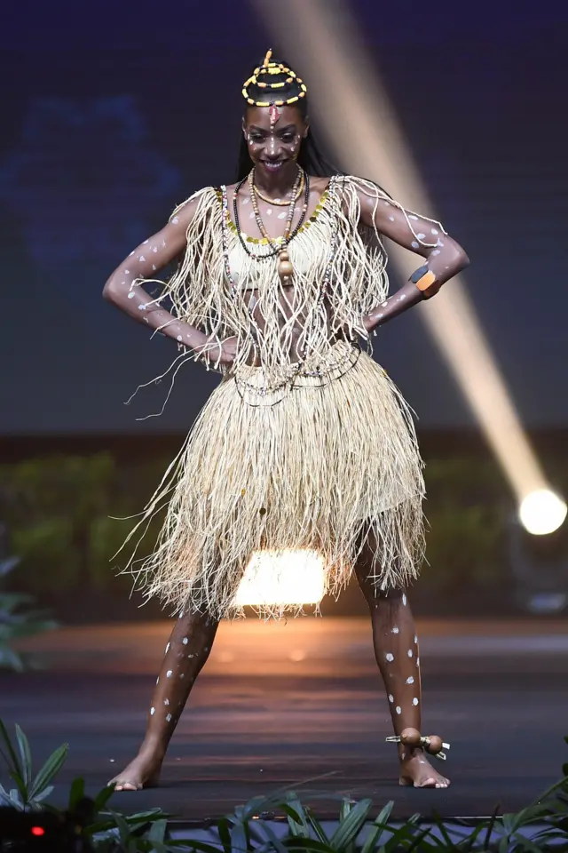 အန်ဂိုလာ အလှမယ်ရဲ့ မျိုးနွယ်စု ဝတ်စုံကလည်း အမြင်ဆန်းလှ