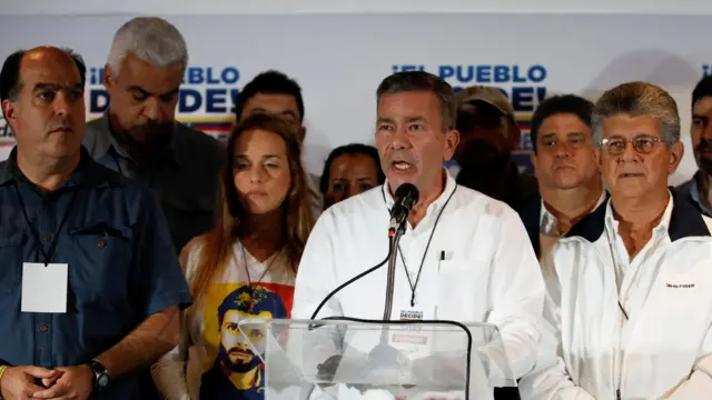 Gerardo Blyde junto a otros dirigentes de la MUD.