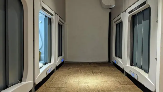 खासगी खोली 8 बाय 10 ची आहे. यात तात्पुरत्या स्वरुपात राहण्याची सोय व्हावी म्हणून हे पॉड हॉटेल बनवण्यात आलं आहे. यात चार वेगवेगळ्या प्रकारच्या कॅप्सूल रुम म्हणजेच लहान खोल्या आहेत.