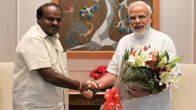 कुमारस्वामी प्रधानमंत्री नरेंद्र मोदी के साथ