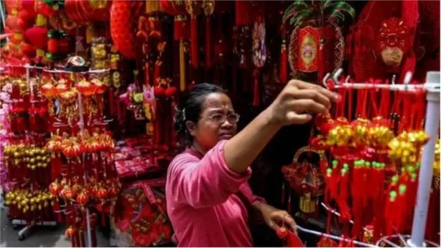 जकार्ताच्या चायना टाऊनमध्ये सजावटीचे भरपूर सामान पोहोचले आहे.