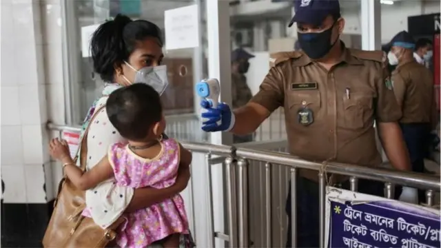 যানবাহনে চলাচলের ক্ষেত্রে স্বাস্থ্য সতর্কতা মেনে চলার পরামর্শ দিচ্ছেন বিশেষজ্ঞরা