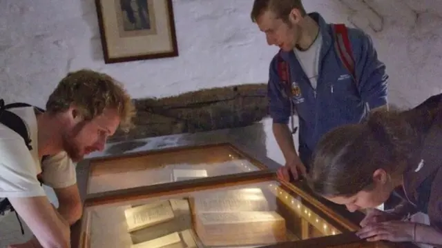 بعض نسخ الكتاب المقدس موضوعة في حاويات زجاجية تحميها ولكن على الرغم من ذلك زيادة نسبة الرطوبة شكلت خطرا يهددها