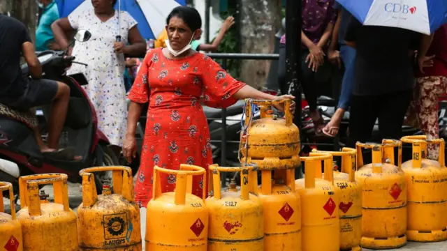 શ્રીલંકામાં રાંધણગૅસનો પણ સંકટ ઊભો થઈ ગયો છે