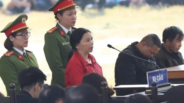 Trong phần xét hỏi, Bùi Thị Kim Thu khai không chứng kiến các bị cáo khác hiếp dâm Duyên.