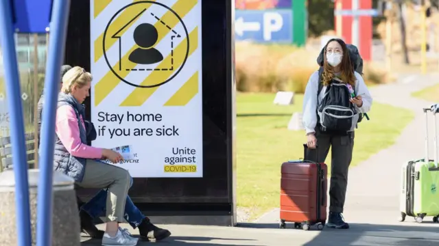 คนในนิวซีแลนด์ ป้ายรณรงค์ให้คนอยู่บ้าน ถ้าไม่สบาย