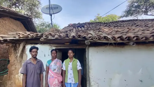 आशाकिरण के भाई आशीष बारला, मां रोज़निया आईंद बारला और छोटी बन प्रीतिलता बारला