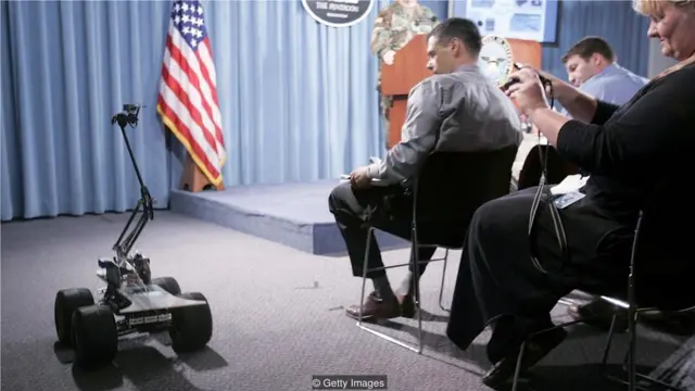 美軍使用多功能靈活遙控機器人（Multi-Function Agile Remote-Controlled Robots，MARCbots）搜尋炸彈。（Credit: Getty Images）