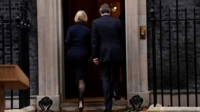 Liz Truss entra a Downing St con su esposo después de renunciar