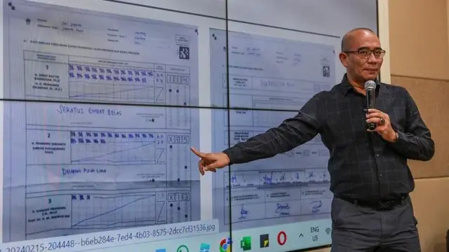 Ketua Komisi Pemilihan Umum (KPU) Hasyim Asy'ari menunjukkan rekapitulasi Pilpres 2024 dari Sirekap di Gedung KPU RI, Jakarta, Selasa (27/2/2024).