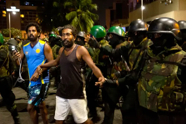 2022 ජුලි 22 වැනි දින අලුයම ආරක්ෂක අංශ විසින් ජනාධිපති ලේකම් කාර්යාලයෙන් පිටත පිහිටුවා තිබූ විරෝධතා කඳවුර වටලා, කූඩාරම් කඩා සහ ක්‍රියාකාරීන් බලහත්කාරයෙන් ඉවත් කළ අවස්ථාවේ 