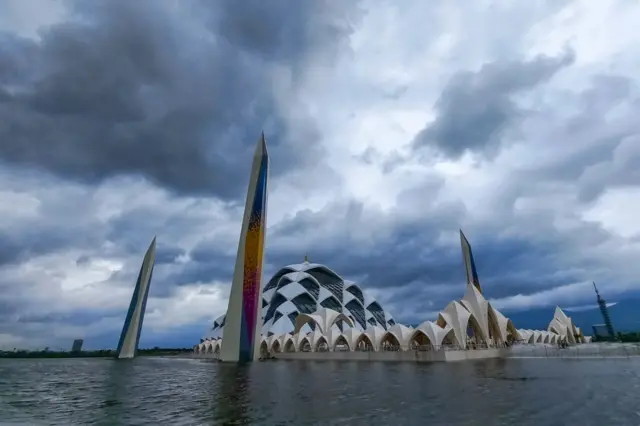Masjid Al Jabbar di Bandung, difoto pada 30 Desember 2022.