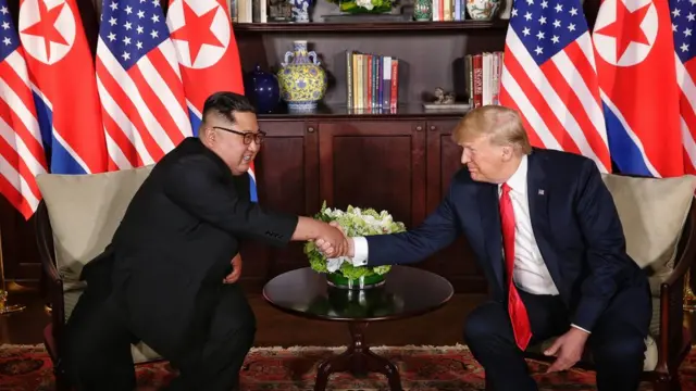 Kim Jong-un e Donald Trump apertam as mãosbahia e gremio novorizontino palpitefrente a bandeiras da Coreia do Norte e dos Estados Unidos