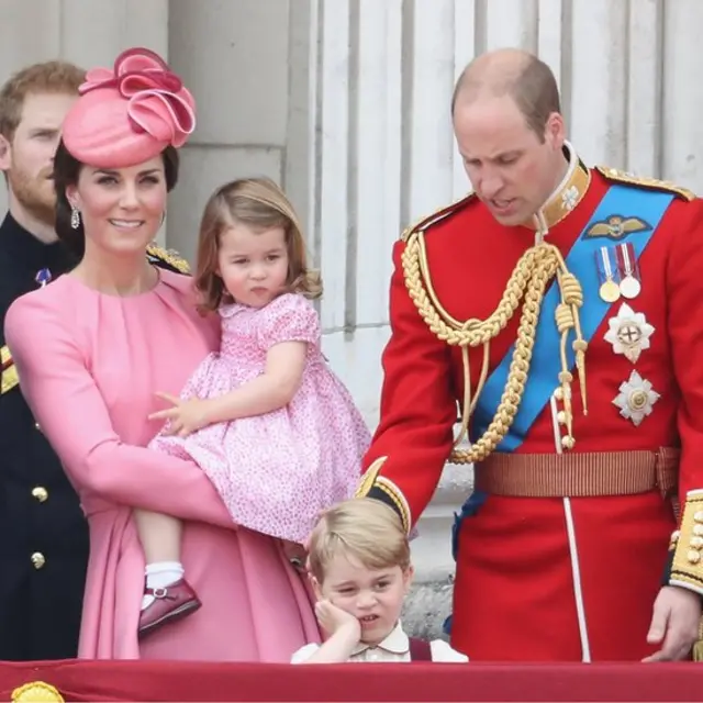 Герцог и герцогиня Кембриджские с детьми на балконе Букингемского дворца