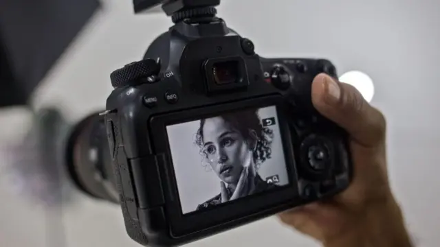 Una mujer haciendo modelaje