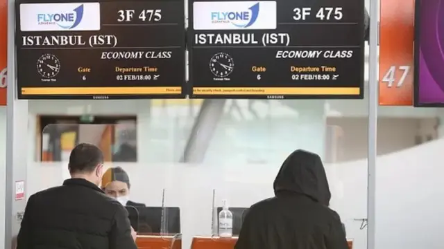FlyOne uçuş sırasında bekleyen iki kişi