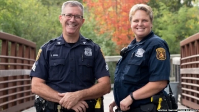 Dua petugas polisi Redford: Duane Gregg dan Jennifer Mansfield.