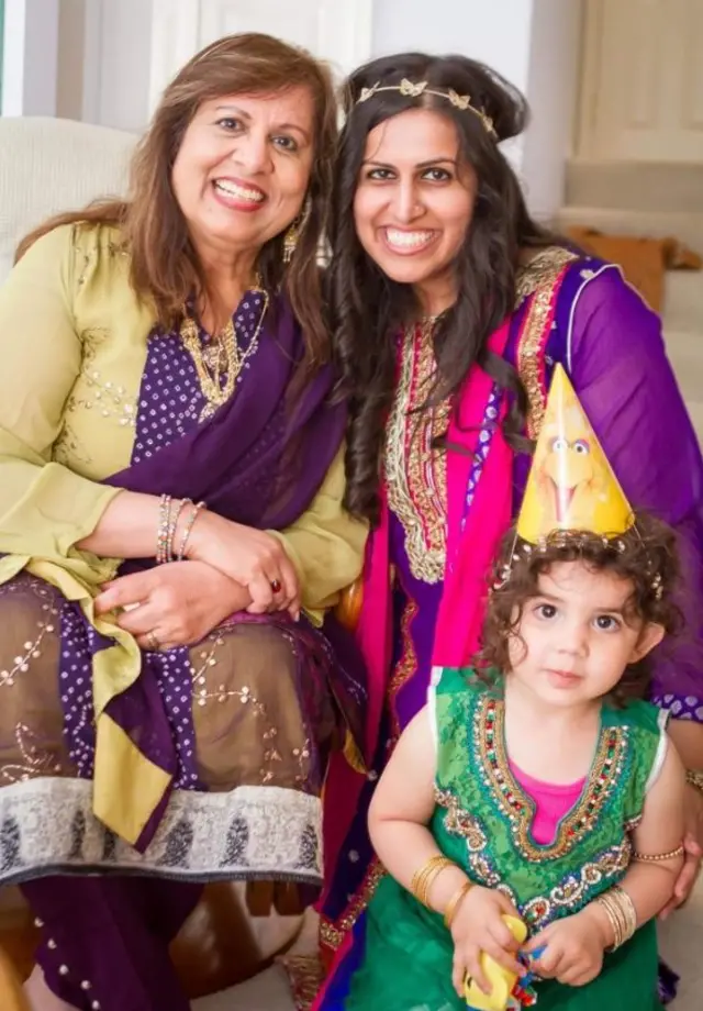 اپنی والدہ اور بیٹی کے ہمراہ تصویر