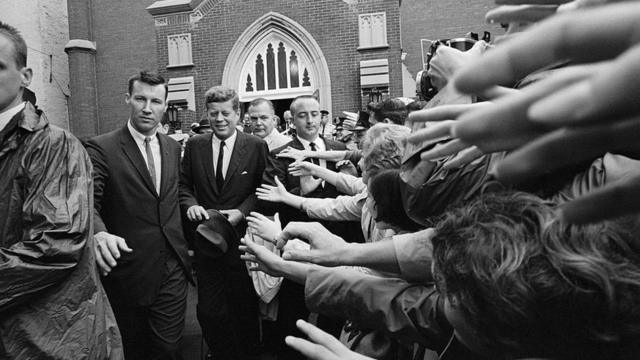這是約翰·肯尼迪總統1962年到教堂參加禮拜。他是美國歷史上第一位信仰天主教的總統。