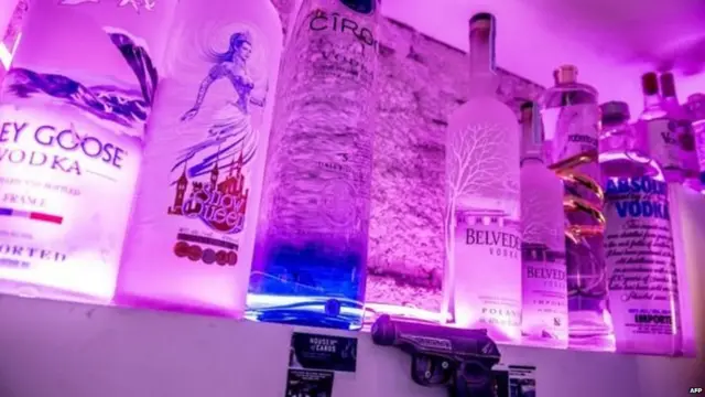 व्होडकाची बाटल्या