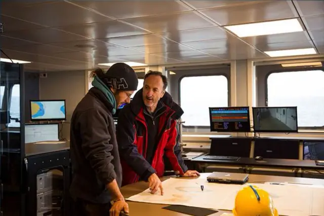 La información recabada se envía de forma satelital para su análsis a Viena.