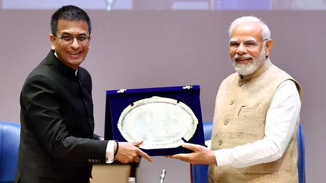 संविधान दिवस के मौके पर पीएम मोदी के साथ भारत के मुख्य न्यायाधीश डी वाई चंद्रचूड़