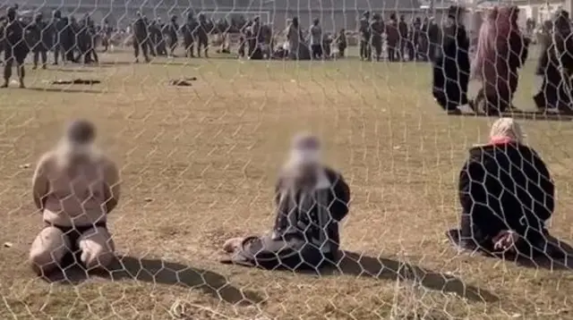 يظهر المعتقلون في مقطع فيديو نشره جندي من الجيش الإسرائيلي على الإنترنت