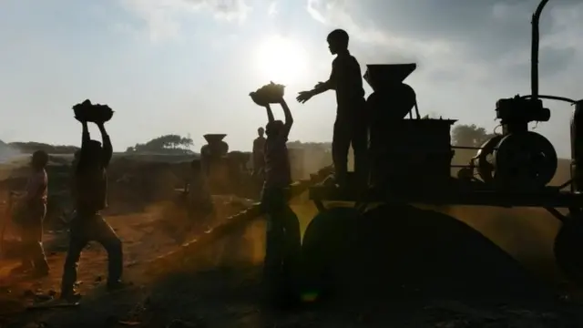 मझोले उद्योग के कर्मचारी