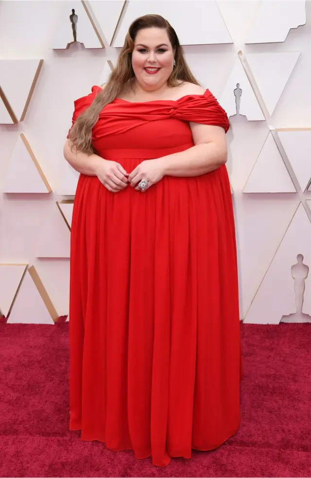 Chrissy Metz en robe rouge sur le tapis rouge