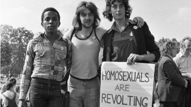 تيد براون ونويل غلين وبيتر تاتشيل في مسيرة الفخر عام 1973