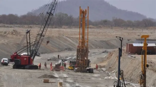 Des engins sur le site du barrage hydroélectrique
