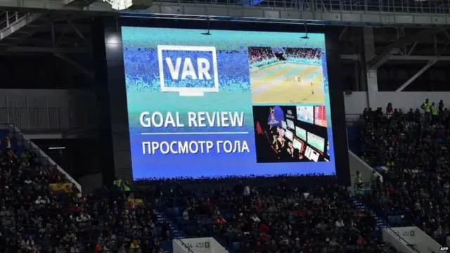 स्टेडियम में मौजूद दर्शकों को वीएआर स्क्रीन पर उसके फ़ैसले के बारे में बताया जाता है