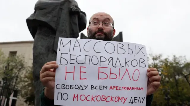 Организатор пикетов Илья Азар считает, что "важнейший вопрос - закрыть дело о массовых беспорядках"