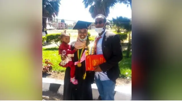 ፎዚያ ጀማል ከባለቤቷና ልጇ ጋር