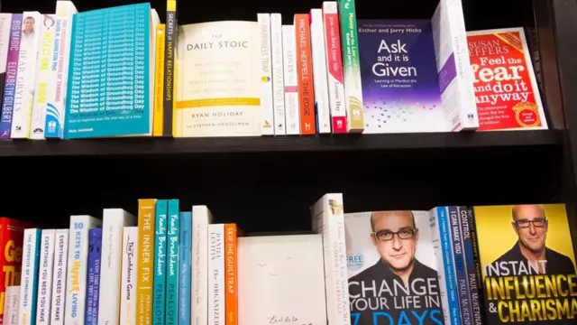 تتضمن أرفف كتب تطوير الذات والإرشاد النفسي التي تشهد رواجا كبيرا، نصائح من علماء نفس ورياضيين ومعالجين روحانيين، لكنها امتلأت مؤخرا بأسماء أقطاب الفكر والفلسفة