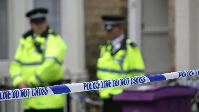 تستخدم بعض أقسام الشرطة في المملكة المتحدة أجهزة وأدوات لمساعدة العاملين الذين يعانون من عسر القراءة في تنفيذ مهامهم اليومية