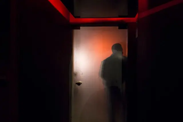 લિફ્ટમાં વ્યક્તિની તસવીર