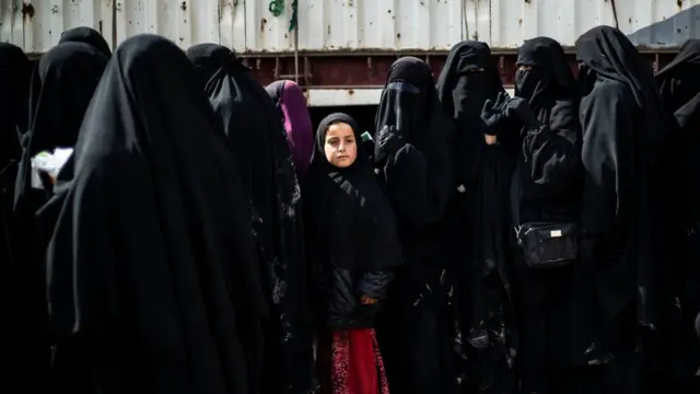 Suriye'nin kuzeyinde IŞİD militanlarının ailelerinin kaldığı El Hol kampında tutulan kadınlar yardım almak için sıraya giriyor (23 Temmuz 2019)