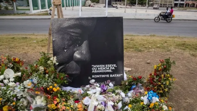 Cartel en memoria de Moïse en Puerto Príncipe.
