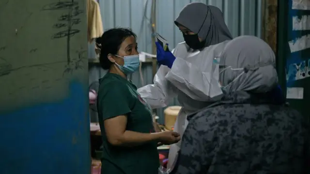 pekerja migran gelap.