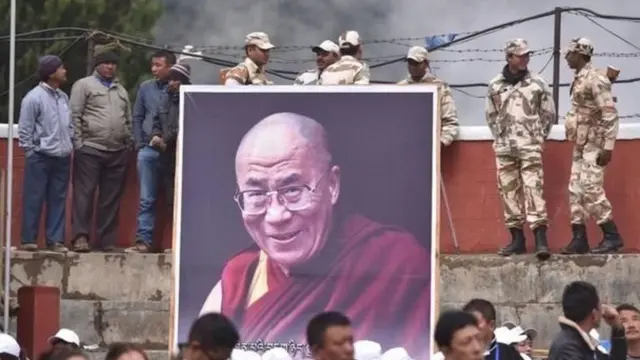 దలైలామాను ఆరాధించే టిబెటన్లు భారత దేశంలో చాలామంది ఉన్నారు.